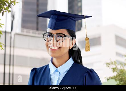 Gerne weibliche Schulabgänger in mortarboard Stockfoto