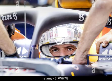 Spa, Belgien. 26. August 2022. 2022-08-26 16:55:58 SPA - Max Verstappen (Red Bull Racing) in seiner Boxenbox während der Trainingseinheit 2. vor dem Grand Prix von Belgien F1 auf dem Circuit de Spa-Francorchamps am 26. August 2022 in SPA, Belgien. ANP SEM VAN DER WAL netherlands Out - belgium Out Credit: ANP/Alamy Live News Stockfoto