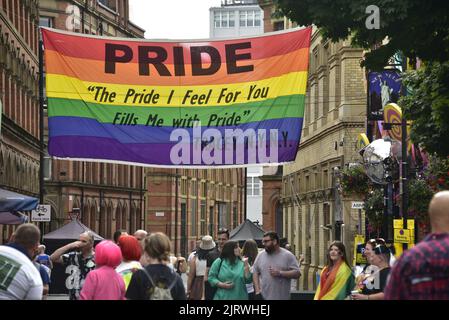 Manchester, Großbritannien. 26.. August 2022. LGBTQ+ Pride, Manchester, Großbritannien, beginnt und geht über das Wochenende der Bankfeiertage vom 26.. Bis 29.. August in Manchesters Schwulendorf weiter. Die Organisatoren sagen: „Manchester Pride ist eine der führenden LGBTQ+-Wohltätigkeitsorganisationen Großbritanniens. Unsere Vision ist eine Welt, in der LGBTQ+-Menschen unbeschadet leben und lieben können. Wir sind Teil einer globalen Pride-Bewegung, die die Gleichberechtigung von LGBTQ+ feiert und Diskriminierung herausfordert.“ Quelle: Terry Waller/Alamy Live News Stockfoto