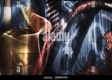 Abstract Stillleben 'Gelber Krug auf dem blauen Stoff'. Lichtreflexion von Glasogegenständen auf Papier. Das Bild ist farbig Stockfoto