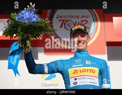 Marburg, Deutschland. 26. August 2022. Radsport: Deutschland-Rundfahrt, Meiningen - Marburg (200,70 km), Etappe 2. Jakob Geßner aus Deutschland vom Team Lotto Kern Haus trägt bei der Siegerehrung das blaue Trikot des Führers in der Bergwertung. Kredit: Arne Dedert/dpa/Alamy Live Nachrichten Stockfoto