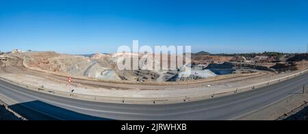 RioTinto-Minen in Huelva, Spanien, Tagebau von Eisenerz. Massive polymetallische Sulfidkonzentrationszone, in der Kupfer, Blei und Zink extrahiert werden Stockfoto