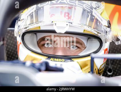 Spa, Belgien. 26. August 2022. 2022-08-26 16:55:43 SPA - Max Verstappen (Red Bull Racing) in seiner Boxenbox während der Trainingseinheit 2. vor dem Grand Prix von Belgien F1 auf dem Circuit de Spa-Francorchamps am 26. August 2022 in SPA, Belgien. ANP SEM VAN DER WAL netherlands Out - belgium Out Credit: ANP/Alamy Live News Stockfoto