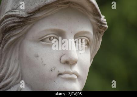 Eine Statue einer Frau im Park Stockfoto