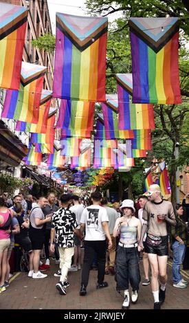 Manchester, Großbritannien. 26.. August 2022. Menschenmassen auf der Canal Street. LGBTQ+ Pride, Manchester, Großbritannien, beginnt und geht über das Wochenende der Bankfeiertage vom 26.. Bis 29.. August in Manchesters Schwulendorf weiter. Die Organisatoren sagen: „Manchester Pride ist eine der führenden LGBTQ+-Wohltätigkeitsorganisationen Großbritanniens. Unsere Vision ist eine Welt, in der LGBTQ+-Menschen unbeschadet leben und lieben können. Wir sind Teil einer globalen Pride-Bewegung, die die Gleichberechtigung von LGBTQ+ feiert und Diskriminierung herausfordert.“ Quelle: Terry Waller/Alamy Live News Stockfoto