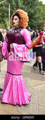Manchester, Großbritannien. 26.. August 2022. Eine Person in Kostümen chattet in der Sackville Street. LGBTQ+ Pride, Manchester, Großbritannien, beginnt und geht über das Wochenende der Bankfeiertage vom 26.. Bis 29.. August in Manchesters Schwulendorf weiter. Die Organisatoren sagen: „Manchester Pride ist eine der führenden LGBTQ+-Wohltätigkeitsorganisationen Großbritanniens. Unsere Vision ist eine Welt, in der LGBTQ+-Menschen unbeschadet leben und lieben können. Wir sind Teil einer globalen Pride-Bewegung, die die Gleichberechtigung von LGBTQ+ feiert und Diskriminierung herausfordert.“ Quelle: Terry Waller/Alamy Live News Stockfoto