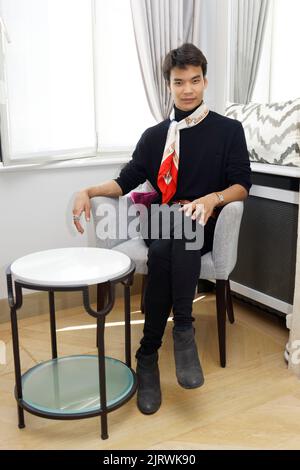 Paris, Frankreich. 20. August 2022. Model Jeremy Bellet posiert am 20. August 2022 in einem Zimmer im Bedford Hotel in Paris, Frankreich. Stockfoto