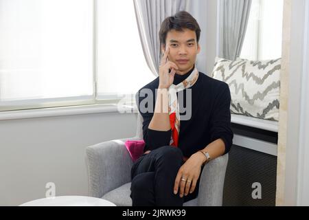 Paris, Frankreich. 20. August 2022. Model Jeremy Bellet posiert am 20. August 2022 in einem Zimmer im Bedford Hotel in Paris, Frankreich. Stockfoto