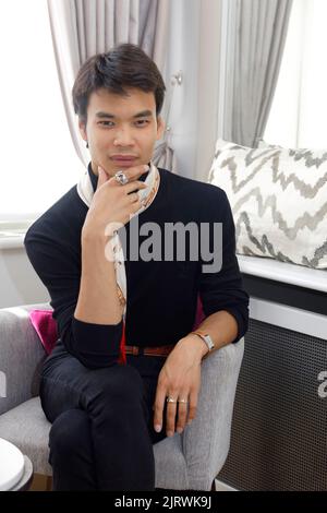 Paris, Frankreich. 20. August 2022. Model Jeremy Bellet posiert am 20. August 2022 in einem Zimmer im Bedford Hotel in Paris, Frankreich. Stockfoto