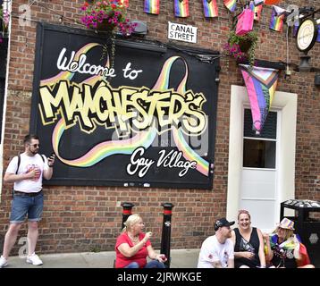 Manchester, Großbritannien. 26.. August 2022. Schild „Welcome to Manchester's Gay Village“. LGBTQ+ Pride, Manchester, Großbritannien, beginnt und geht über das Wochenende der Bankfeiertage vom 26.. Bis 29.. August in Manchesters Schwulendorf weiter. Die Organisatoren sagen: „Manchester Pride ist eine der führenden LGBTQ+-Wohltätigkeitsorganisationen Großbritanniens. Unsere Vision ist eine Welt, in der LGBTQ+-Menschen unbeschadet leben und lieben können. Wir sind Teil einer globalen Pride-Bewegung, die die Gleichberechtigung von LGBTQ+ feiert und Diskriminierung herausfordert.“ Quelle: Terry Waller/Alamy Live News Stockfoto