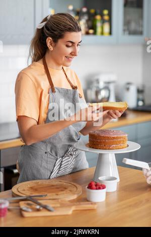 Frau, die zu Hause Essen kocht und in der Küche backt Stockfoto