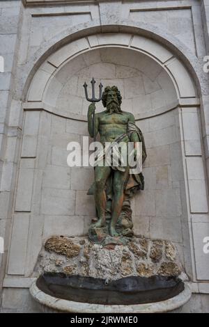 Brunnen mit der Statue des Neptun, Fontana del Nettuno, Piazza Regina Margherita, L’Aquila, Abruzzen, Italien, Europa Stockfoto