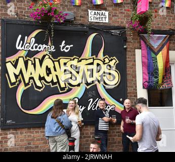 Manchester, Großbritannien. 26.. August 2022. Schild „Welcome to Manchester's Gay Village“. LGBTQ+ Pride, Manchester, Großbritannien, beginnt und geht über das Wochenende der Bankfeiertage vom 26.. Bis 29.. August in Manchesters Schwulendorf weiter. Die Organisatoren sagen: „Manchester Pride ist eine der führenden LGBTQ+-Wohltätigkeitsorganisationen Großbritanniens. Unsere Vision ist eine Welt, in der LGBTQ+-Menschen unbeschadet leben und lieben können. Wir sind Teil einer globalen Pride-Bewegung, die die Gleichberechtigung von LGBTQ+ feiert und Diskriminierung herausfordert.“ Quelle: Terry Waller/Alamy Live News Stockfoto