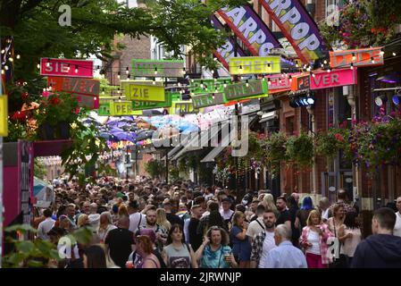 Manchester, Großbritannien. 26.. August 2022. Menschenmassen auf der Canal Street. LGBTQ+ Pride, Manchester, Großbritannien, beginnt und geht über das Wochenende der Bankfeiertage vom 26.. Bis 29.. August in Manchesters Schwulendorf weiter. Die Organisatoren sagen: „Manchester Pride ist eine der führenden LGBTQ+-Wohltätigkeitsorganisationen Großbritanniens. Unsere Vision ist eine Welt, in der LGBTQ+-Menschen unbeschadet leben und lieben können. Wir sind Teil einer globalen Pride-Bewegung, die die Gleichberechtigung von LGBTQ+ feiert und Diskriminierung herausfordert.“ Quelle: Terry Waller/Alamy Live News Stockfoto