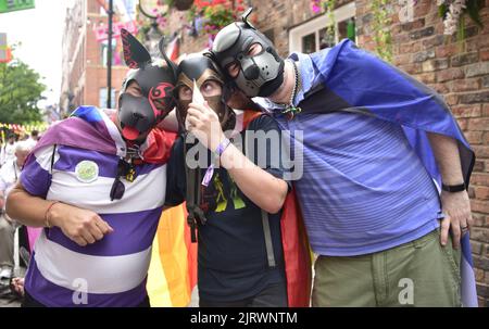 Manchester, Großbritannien. 26.. August 2022. Drei Männer tragen Hundemasken. LGBTQ+ Pride, Manchester, Großbritannien, beginnt und geht über das Wochenende der Bankfeiertage vom 26.. Bis 29.. August in Manchesters Schwulendorf weiter. Die Organisatoren sagen: „Manchester Pride ist eine der führenden LGBTQ+-Wohltätigkeitsorganisationen Großbritanniens. Unsere Vision ist eine Welt, in der LGBTQ+-Menschen unbeschadet leben und lieben können. Wir sind Teil einer globalen Pride-Bewegung, die die Gleichberechtigung von LGBTQ+ feiert und Diskriminierung herausfordert.“ Quelle: Terry Waller/Alamy Live News Stockfoto