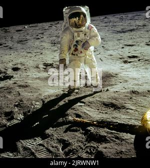 MEER DER RUHE, DER MOND, DIE ERDE - 20. Juli 1969 - Astronaut Edwin E Aldrin Jr, Mondmodulpilot, spaziert auf der Oberfläche des Mondes in der Nähe des Beins Stockfoto