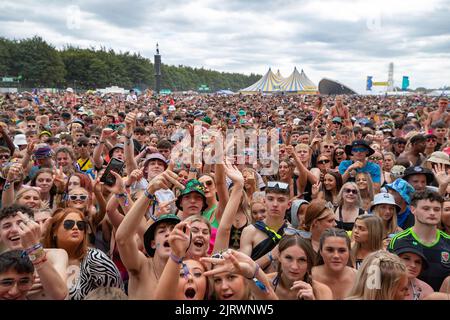 Leeds, Großbritannien. 26. August 2022, Gesamtansicht der Menge, während sie Bad Boy Chiller Crew beim Leeds Festival 2022 beobachten. Quelle: Jason Richardson/Alamy Live News Stockfoto