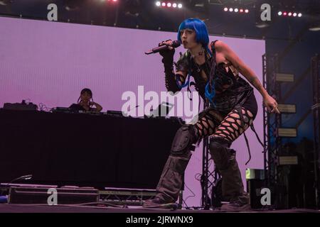 Leeds, Großbritannien. 26. August 2022,Ashnikko tritt auf der BBC Radio 1 Dance Stage beim Leeds Festival 2022 auf. Quelle: Jason Richardson/Alamy Live News Stockfoto