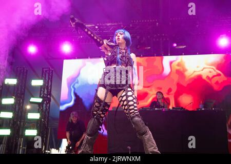 Leeds, Großbritannien. 26. August 2022,Ashnikko tritt auf der BBC Radio 1 Dance Stage beim Leeds Festival 2022 auf. Quelle: Jason Richardson/Alamy Live News Stockfoto