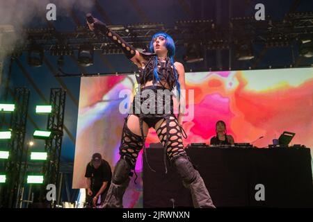 Leeds, Großbritannien. 26. August 2022,Ashnikko tritt auf der BBC Radio 1 Dance Stage beim Leeds Festival 2022 auf. Quelle: Jason Richardson/Alamy Live News Stockfoto