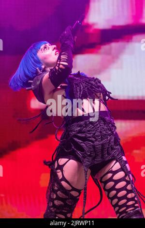 Leeds, Großbritannien. 26. August 2022,Ashnikko tritt auf der BBC Radio 1 Dance Stage beim Leeds Festival 2022 auf. Quelle: Jason Richardson/Alamy Live News Stockfoto