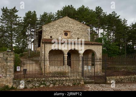 Oratorium San Pellegrino, Oratorio di San Pellegrino, Vorhalle und vorderer Eingang, Bominaco, Provinz L’Aquila, Region Abruzzen, Italien, Europa Stockfoto