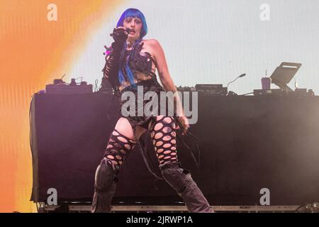 Leeds, Großbritannien. 26. August 2022,Ashnikko tritt auf der BBC Radio 1 Dance Stage beim Leeds Festival 2022 auf. Quelle: Jason Richardson/Alamy Live News Stockfoto