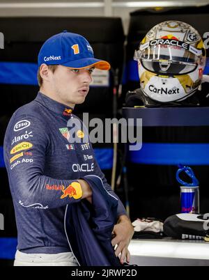 Spa, Belgien. 26. August 2022. 2022-08-26 16:46:23 SPA - Max Verstappen (Red Bull Racing) in seiner Boxenbox während der Trainingseinheit 2. vor dem Grand Prix von Belgien F1 auf dem Circuit de Spa-Francorchamps am 26. August 2022 in SPA, Belgien. ANP SEM VAN DER WAL netherlands Out - belgium Out Credit: ANP/Alamy Live News Stockfoto