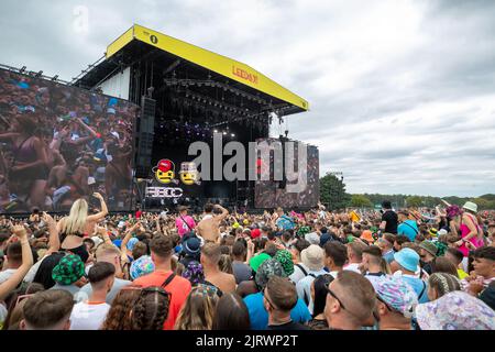 Leeds, Großbritannien. 26. August 2022, Gesamtansicht der Menge, während sie Bad Boy Chiller Crew beim Leeds Festival 2022 beobachten. Quelle: Jason Richardson/Alamy Live News Stockfoto