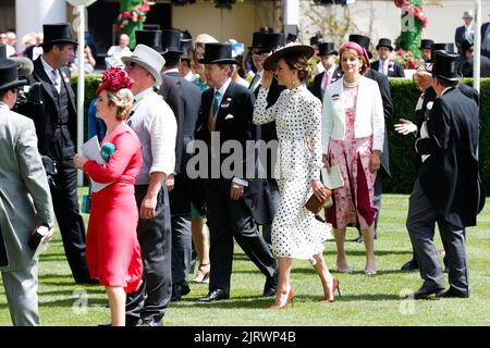 Ascot, Großbritannien. 25. August 2022. Kate Middleton nimmt an Royal Ascot 2022 Teil. Der Herzog und die Herzogin von Cambridge hatten ihren ersten Auftritt beim diesjährigen Royal Ascot. Kate sah äußerst stylisch aus, trug ein Polka-Kleid von Alessandra Rich und einen schwarzen Hut mit weißen Blüten. Kate vervollständigte ihren raffinierten Look mit den Diamanten- und Perlenohrringen von Prinzessin Diana. Kredit: Unabhängige Fotoagentur/Alamy Live Nachrichten Stockfoto