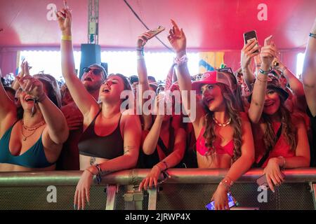 Leeds, Großbritannien. 26. August 2022, Publikum auf der Hauptbühne während des 1. Tages beim Leeds Festival 2022 Ashnikko beobachten. Quelle: Jason Richardson/Alamy Live News Stockfoto