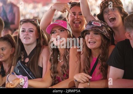 Leeds, Großbritannien. 26. August 2022, Publikum auf der Hauptbühne während des 1. Tages beim Leeds Festival 2022 Ashnikko beobachten. Quelle: Jason Richardson/Alamy Live News Stockfoto