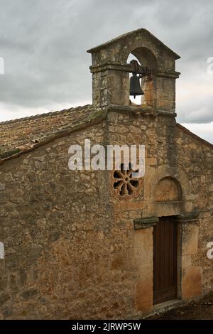 Glockenturm und Fenster-Rosette, Oratorium San Pellegrino, Oratorio di San Pellegrino, hinterer Eingang, Bominaco, Provinz L’Aquila, Abruzzen, Italien Stockfoto