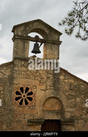 Glockenturm und Fenster-Rosette, Oratorium San Pellegrino, Oratorio di San Pellegrino, hinterer Eingang, Bominaco, Provinz L’Aquila, Abruzzen, Italien Stockfoto