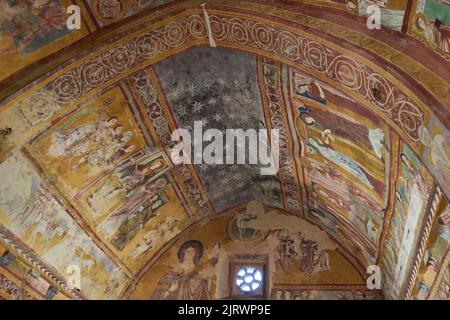 Oratorium San Pellegrino, Oratorio di San Pellegrino, Deckengewölbe mit Fresken und Ornamenten, Bominaco, Provinz L’Aquila, Region Abruzzen, Italien Stockfoto