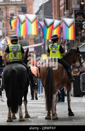 Manchester, Großbritannien. 26. August 2022. Berittene Polizei beim MANCHESTER PRIDE FESTIVAL 2022. Manchester UK.Donnerstag, 25.. August bis Montag, 29.. August. Manchester Pride ist in Partnerschaft mit Virgin Atlantic das jährliche Flaggschiff-Event, das die Stadt jedes Jahr über das Feiertagswochenende im August zum Anlass des LGBTQ+ Life führt. Zu den Stars gehören Spice Girl Mel C, Duncan Jones und der britische Star Bimini von Drag Race. Kredit: GaryRobertsphotography/Alamy Live Nachrichten Gutschrift: GaryRobertsphotography/Alamy Live Nachrichten Stockfoto