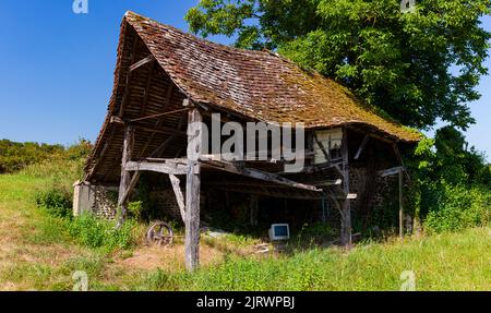 Blick auf das alte verlassene Bauernhaus in der landschaft des landes entlang der Le Puy Route. Jakobsweg in Frankreich Stockfoto