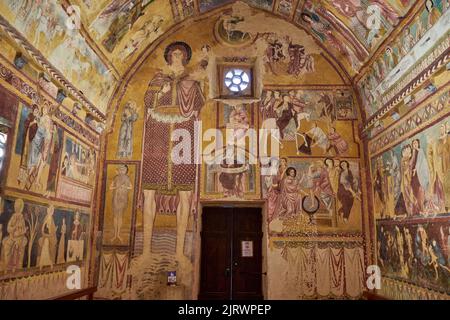 Oratorium San Pellegrino, Oratorio di San Pellegrino, mit Fresken bemalte Wänder, hintere Eingangstür, Bominaco, Provinz L’Aquila, Abruzzen, Italien Stockfoto