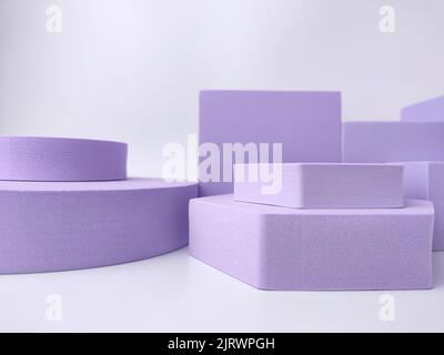 Eine Darstellung von violetten Podien aus dem Jahr 3D für die Produktpräsentation auf weißem Hintergrund Stockfoto