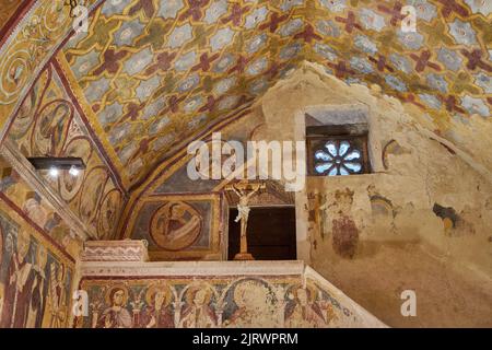 Oratorium San Pellegrino, Oratorio di San Pellegrino, Presbyterium oder Altarraum, vordere Eingangstür, Bominaco, Provinz L’Aquila, Abruzzen, Italien Stockfoto