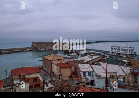 Festung Koules, venezianische Festung in Heraklion (Iraklion) die Verwaltungshauptstadt der Insel Kreta, die größte und bevölkerungsreichste der griechischen Inseln, das Zentrum der ersten fortgeschrittenen Zivilisation Europas. März 1980. Archivscan von einem Dia. Stockfoto