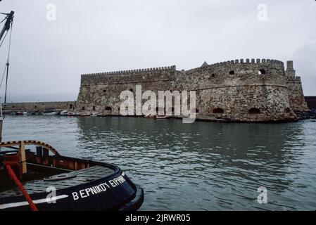 Festung Koules, venezianische Festung in Heraklion (Iraklion) die Verwaltungshauptstadt der Insel Kreta, die größte und bevölkerungsreichste der griechischen Inseln, das Zentrum der ersten fortgeschrittenen Zivilisation Europas. März 1980. Archivscan von einem Dia. Stockfoto
