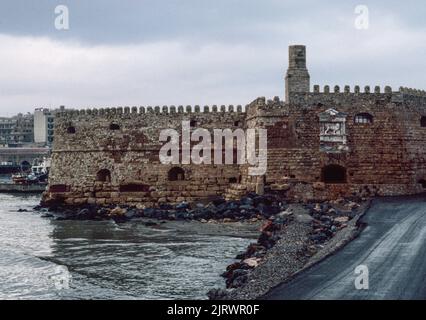 Festung Koules, venezianische Festung in Heraklion (Iraklion) die Verwaltungshauptstadt der Insel Kreta, die größte und bevölkerungsreichste der griechischen Inseln, das Zentrum der ersten fortgeschrittenen Zivilisation Europas. März 1980. Archivscan von einem Dia. Stockfoto