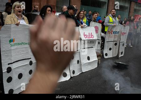 Glasgow, Großbritannien, 6. August 2022. Protest, organisiert von der Power to the People Protestgruppe, gegen die Preiserhöhungen für Energie aus privaten Haushalten findet vor den Büros der OFGEM - der nationalen Regulierungsbehörde für Energie, in Glasgow, Großbritannien statt.6. August 2022. Foto: Jeremy Sutton-Hibbert/Alamy Live News. Stockfoto