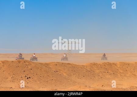 Safaritour durch die ägyptische Wüste mit ATV. Quad-Bike-Safari in der Wüste bei Hurghada, Ägypten Stockfoto