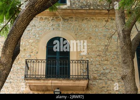 Arta, Spanien; august 13 2022: Öffentliche Stadtbibliothek der mallorquinischen Stadt Arta. Insel Mallorca, Spanien Stockfoto