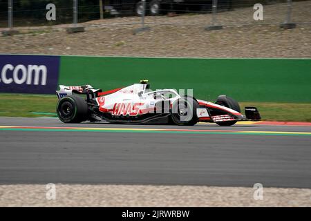 Spa, Belgien. 26. August 2022. Motorsport, Formel-1-Weltmeisterschaft, großer Preis von Belgien, 2. Freies Training: Mick Schumacher aus Deutschland vom Team Haas ist in Spa auf Kurs. Kredit: Hasan Bratic/dpa/Alamy Live Nachrichten Stockfoto
