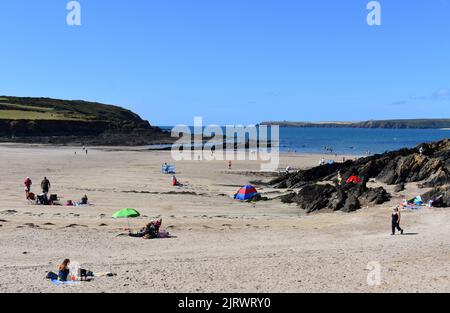 Urlauber, die West Angle Bay, Pembrokeshire, Wales, genießen Stockfoto