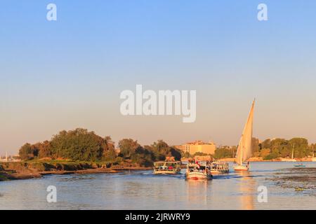 Luxor, Ägypten - 11. Dezember 2018: Touristenboote auf dem Nil in Luxor, Ägypten Stockfoto