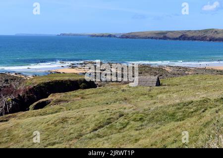 Freshwater West Beach und die Algentrocknungshütte, Pembrokeshire, Wales Stockfoto